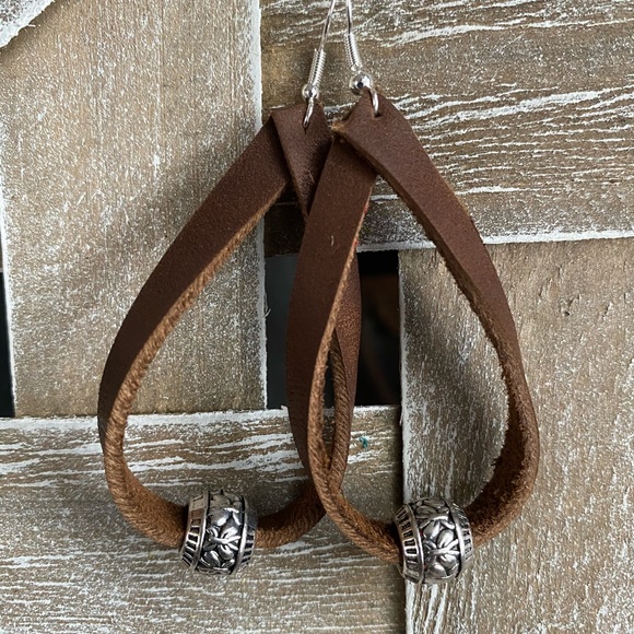 leather earrings. hoop with bead in coconut brown - Picture 2 of 3